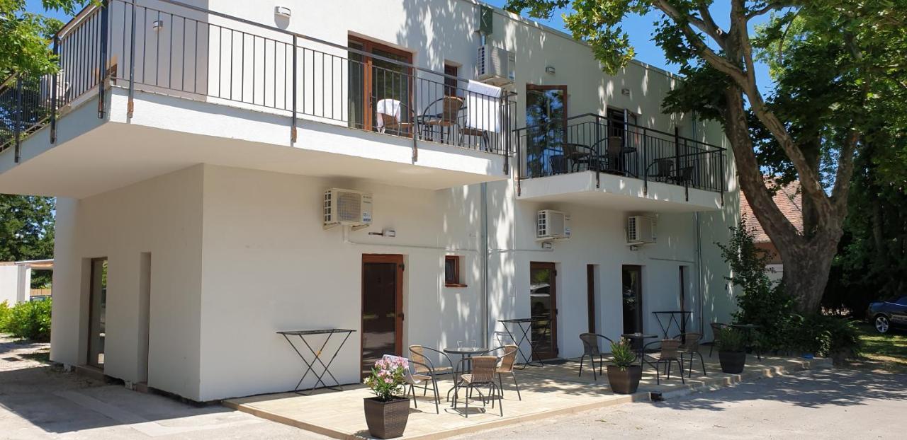Garden Club Panzio Bed and Breakfast Balatonmáriafürdő Eksteriør billede